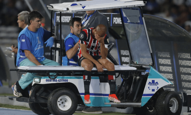 Lucas Moura deixou o campo no primeiro tempo contra o Talleres e é preocupação no São Paulo