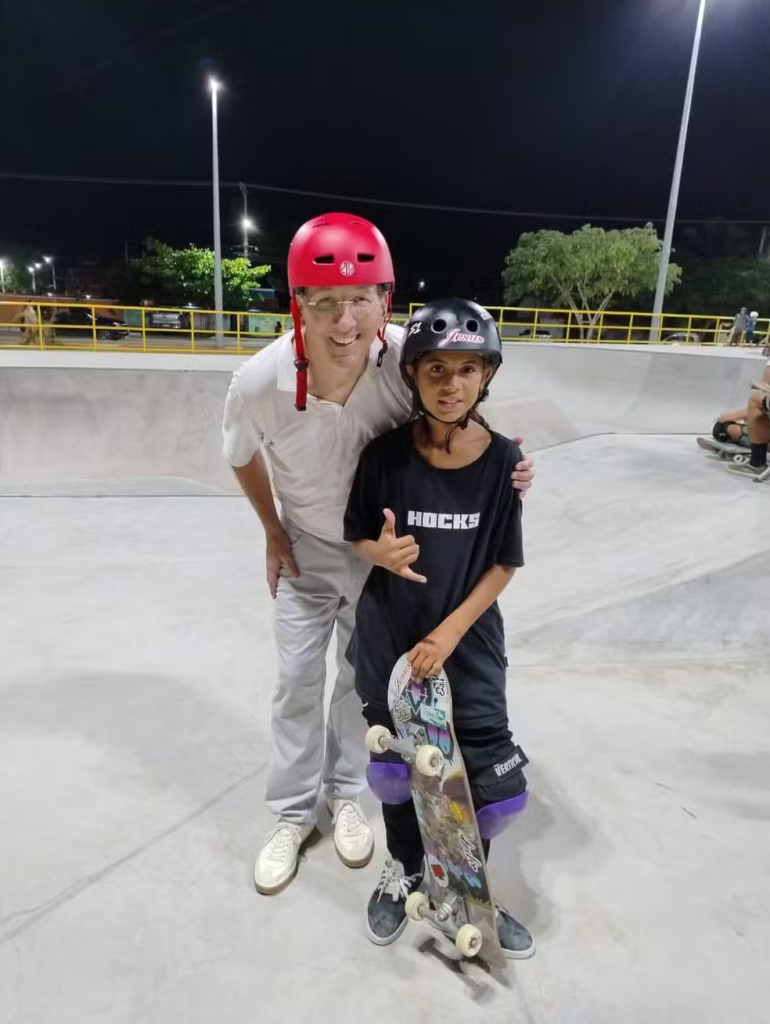 John Textor anda de skate com Pedro Vita, atleta do Botafogo