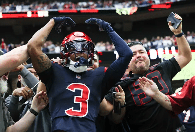 Tank Dell com a camisa do Houston Texans