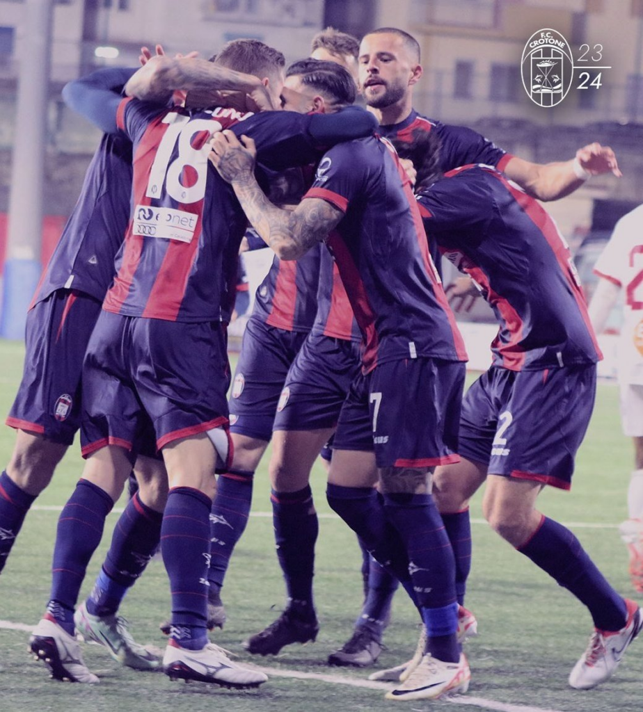 Jogadores do Crotone comemoram gol
