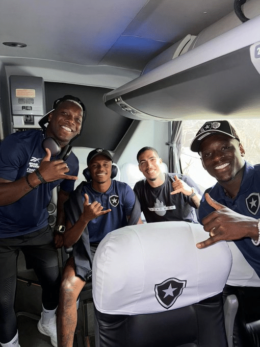 Jogadores do Botafogo posam para foto antes de embarcar