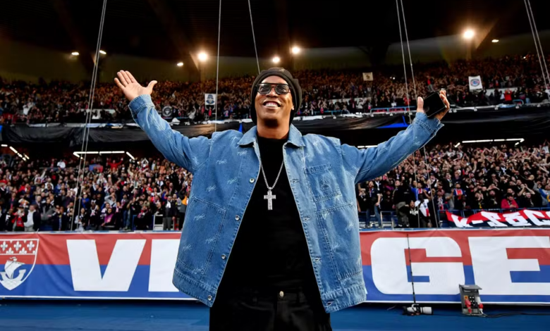 Ronaldinho Gaúcho comparece a PSG x Barcelona