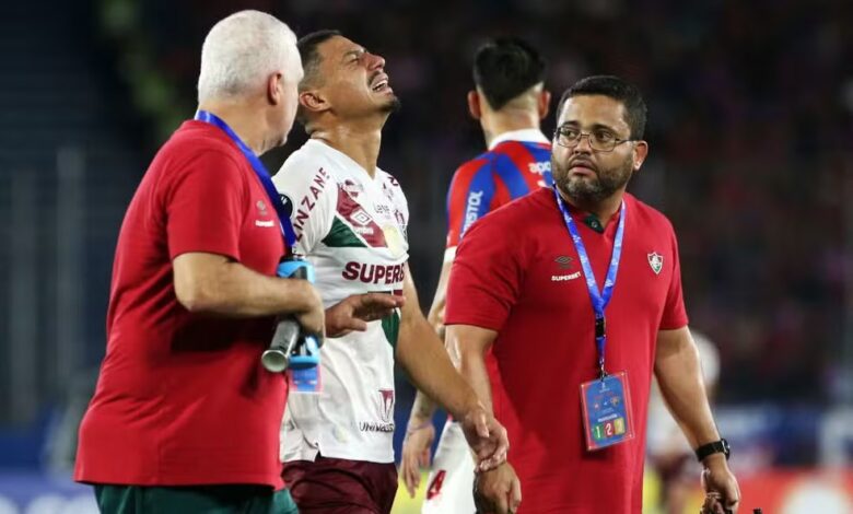 Assim como Samuel Xavier, André, do Fluminense, se lesiona em jogo da Libertadores