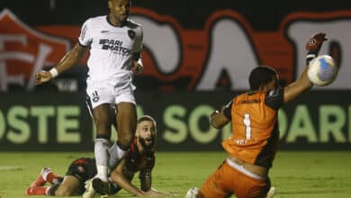 Júnior Santos marca gol em Vitória x Botafogo, pela Copa do Brasil