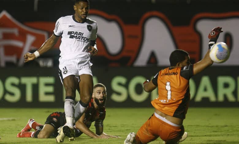 Júnior Santos marca gol em Vitória x Botafogo, pela Copa do Brasil