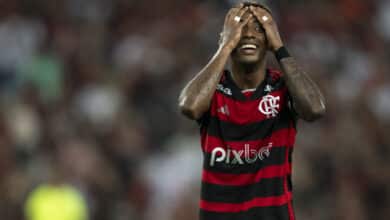 RJ - RIO DE JANEIRO - 17/04/2024 - BRASILEIRO A 2024, FLAMENGO X SAO PAULO - Bruno Henrique jogador do Flamengo lamenta durante partida contra o Sao Paulo no estadio Maracana pelo campeonato Brasileiro A 2024. Foto: Jorge Rodrigues/AGIF