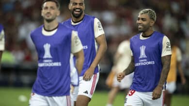 RJ - RIO DE JANEIRO - 28/05/2024 - COPA LIBERTADORES 2024, FLAMENGO X MILLONARIOS - Fabricio Bruno jogador do Flamengo com Gabi jogador da sua equipe durante aquecimento antes da partida contra o Millonarios no estadio Maracana pelo campeonato Copa Libertadores 2024. Foto: Jorge Rodrigues/AGIF