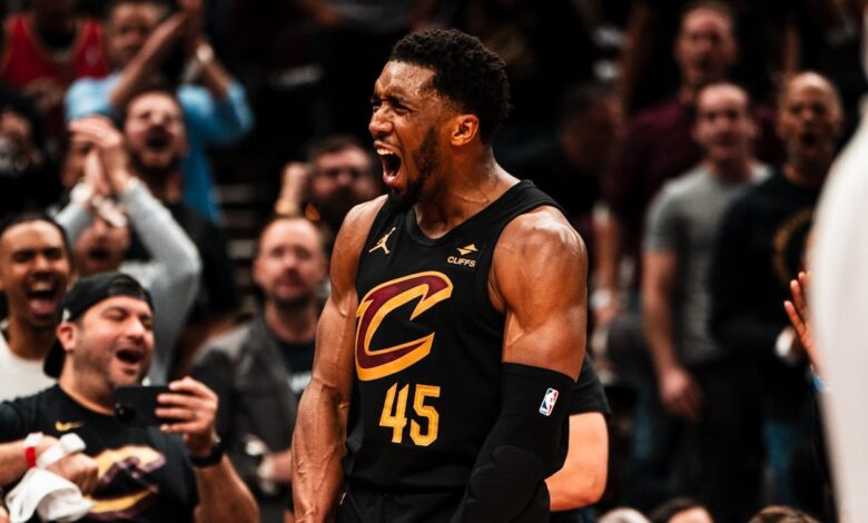 Donovan Mitchell celebrando vitória pelo Cavs