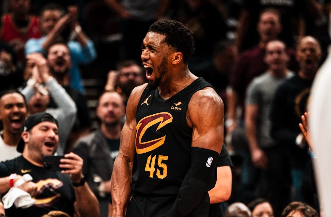 Donovan Mitchell celebrando vitória pelo Cavs