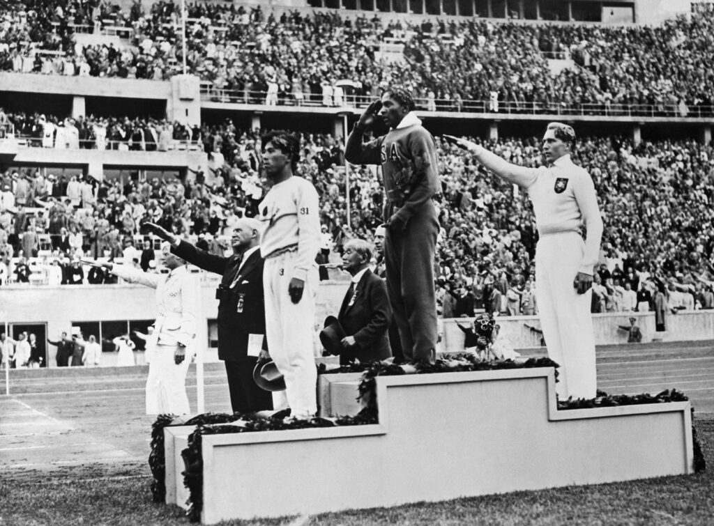 Jesse Owens nas Olimpíadas de Berlim de 1936 em meio ao movimento nazista