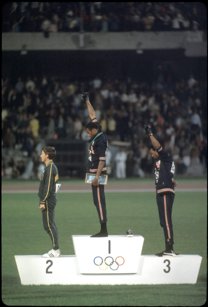 John Carlos e Tommie Smith protestando durantes as Olimpíadas de 1968