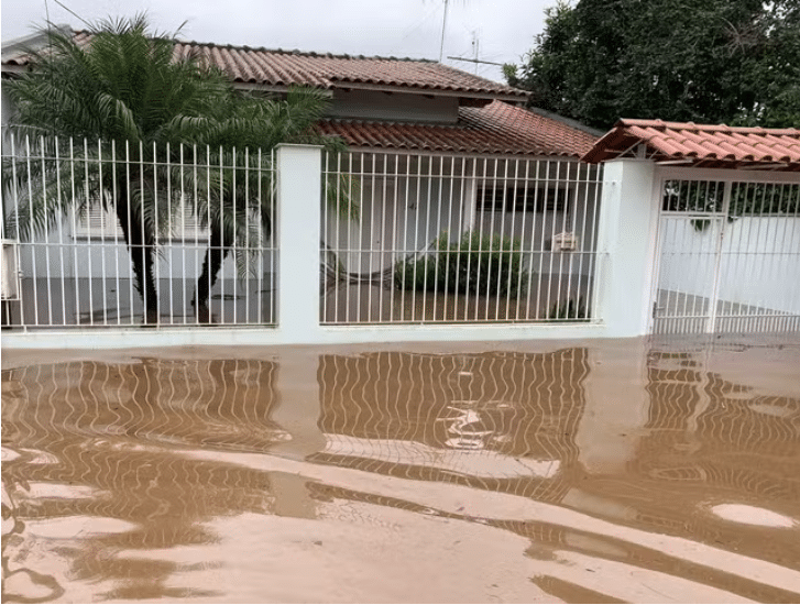 casa de jogador é inundada em enchente