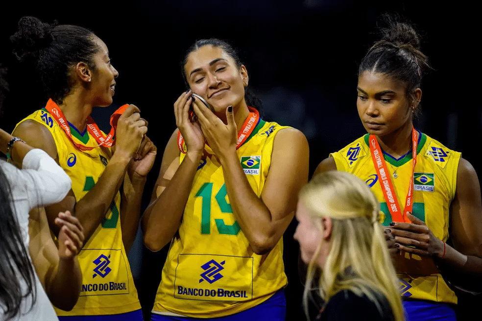 Tainara comemora conquista da medalha de prata no Mundial de vôlei