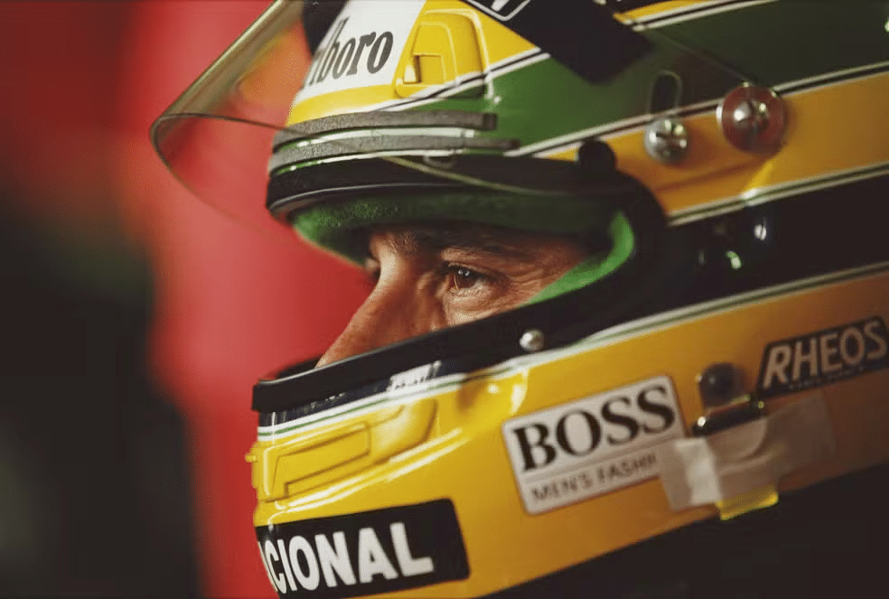 Ayrton Senna se concentra nos boxes antes do GP de San Marino de 1991, em Imola