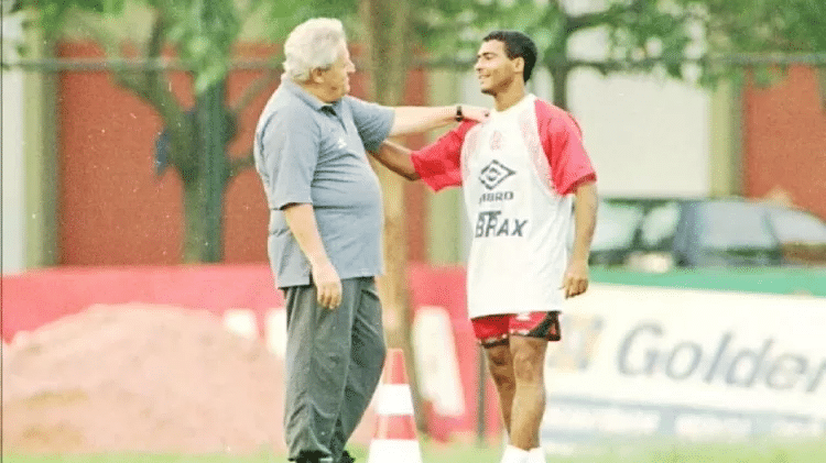 Washington Rodrigues, o Apolinho, ex-técnico do Flamengo, com Romário