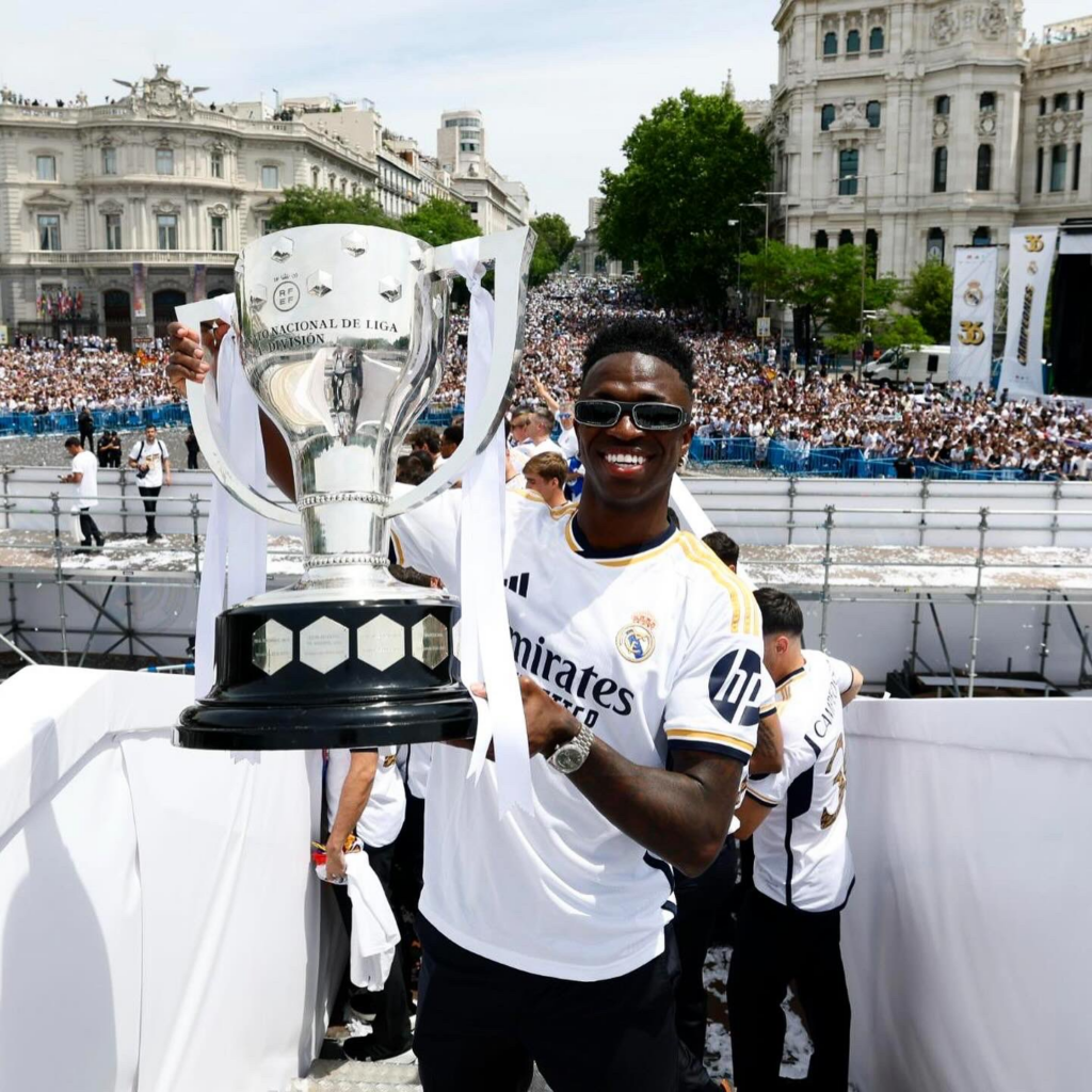 Vini Jr. com a taça da LaLiga