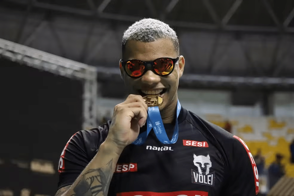 Darlan com a medalha da Superliga Masculina 2023/24