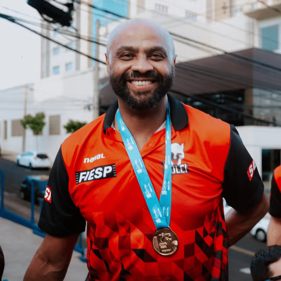 Técnico Anderson Rodrigues, do Sesi-Bauru, com a medalha de campeão da Superliga Masculina