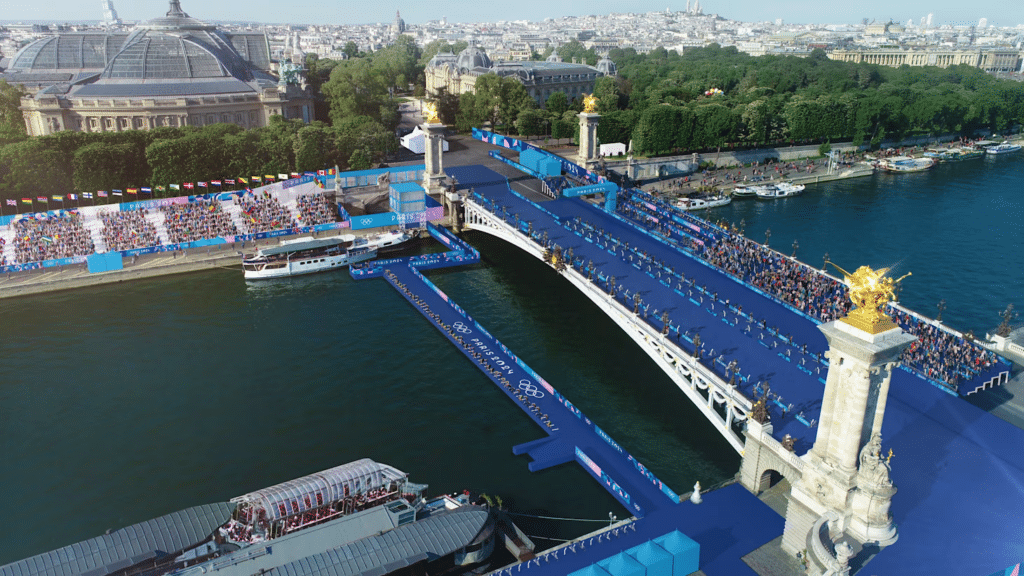 A Ponte Alexandre III fica entre as duas margens do rio Sena e receberá o ciclismo de estrada, a maratona aquática e o triatlo.