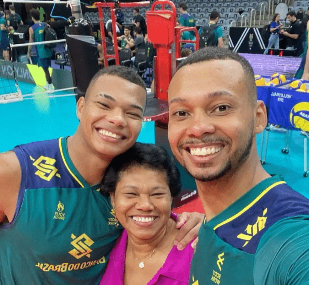 Darlan, Alan e mãe dos dois, Maria Aparecida, durante treino pela seleção brasileira