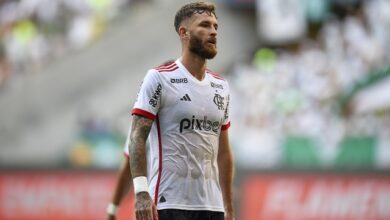 Léo Pereira, zagueiro do Flamengo, vem sendo testado na lateral na vaga de Ayrton Lucas