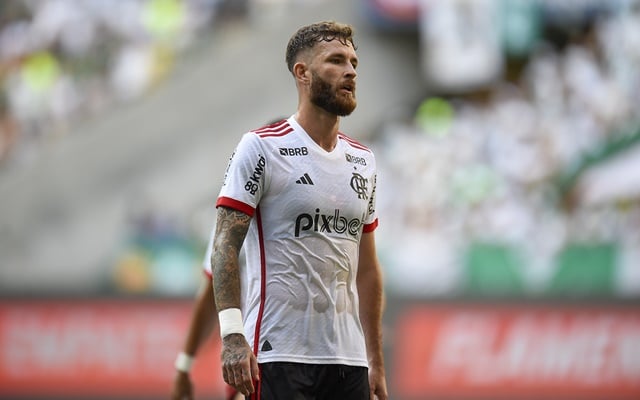 Léo Pereira, zagueiro do Flamengo, vem sendo testado na lateral na vaga de Ayrton Lucas