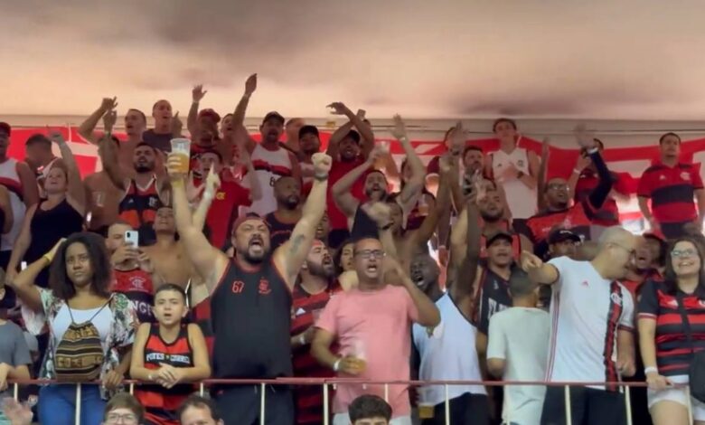 Torcida do Flamengo protestando contra Gabigol