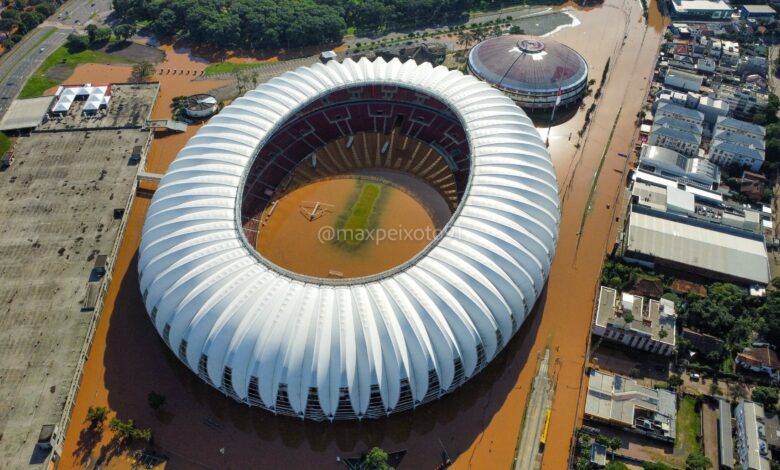 Beira-Rio é invadido por fortes chuvas em Porto Alegre