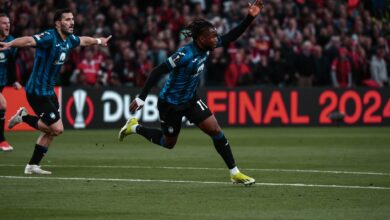 Lookman comemora gol contra o Bayer Leverkusen