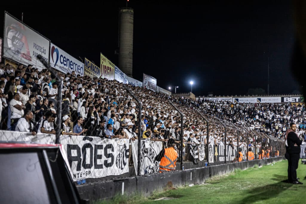 Torcida organizada do Santos paralisa rodovia para protestar após derrota