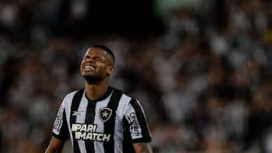 RJ - RIO DE JANEIRO - 01/11/2023 - BRASILEIRO A 2023, BOTAFOGO X PALMEIRAS - Junior Santos jogador do Botafogo lamenta durante partida contra o Palmeiras no estadio Engenhao pelo campeonato Brasileiro A 2023. Foto: Thiago Ribeiro/AGIF