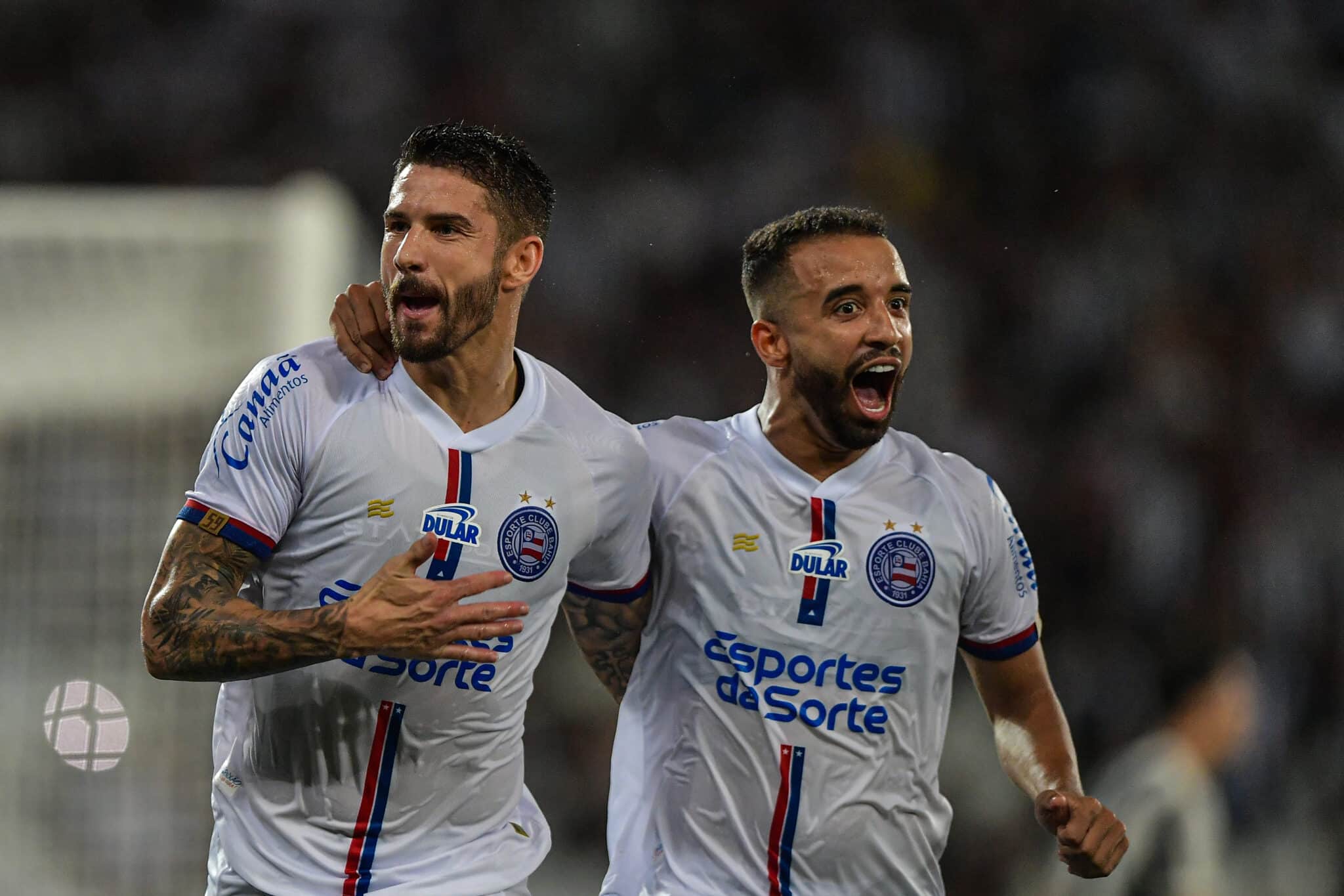 Caio Alexandre e Everaldo celebrando gol pelo Bahia