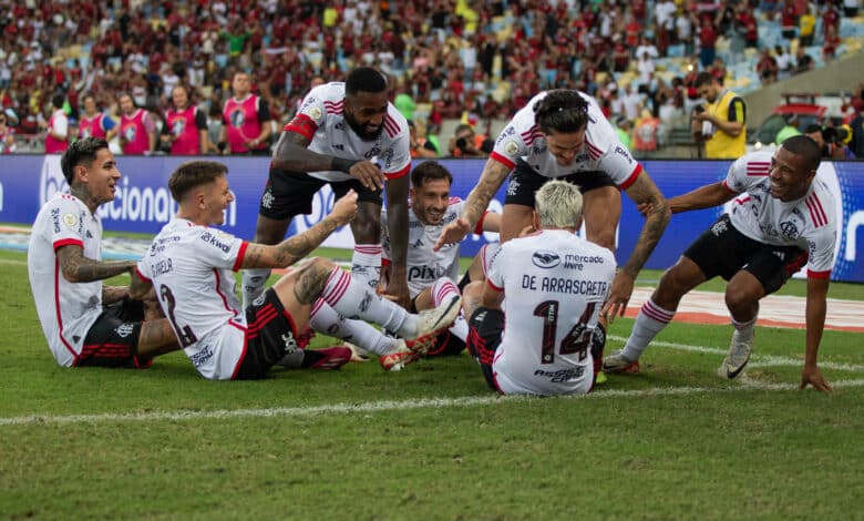 Elenco do Flamengo comemora gol diante do Vasco