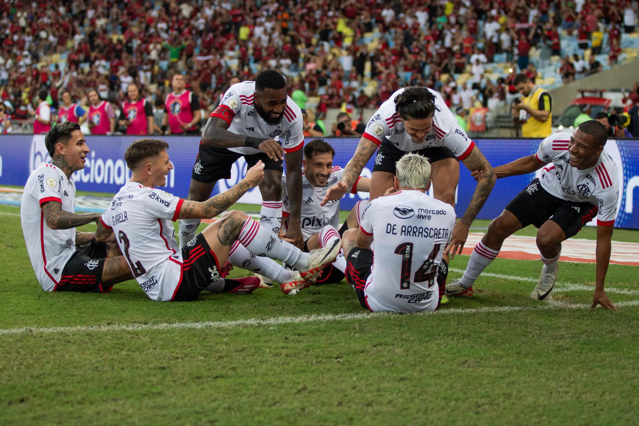 Elenco do Flamengo comemora gol diante do Vasco