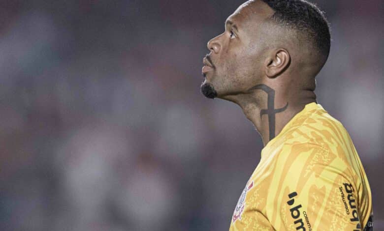 GO - GOIANIA - 11/06/2024 - BRASILEIRO A 2024, ATLETICO-GO X CORINTHIANS - Carlos Miguel goleiro do Corinthians durante partida contra o Atletico-GO no estadio Antonio Accioly pelo campeonato Brasileiro A 2024. Foto: Heber Gomes/AGIF