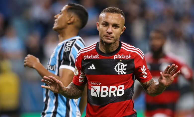 Everton Cebolinha, do Flamengo, em jogo contra o Grêmio