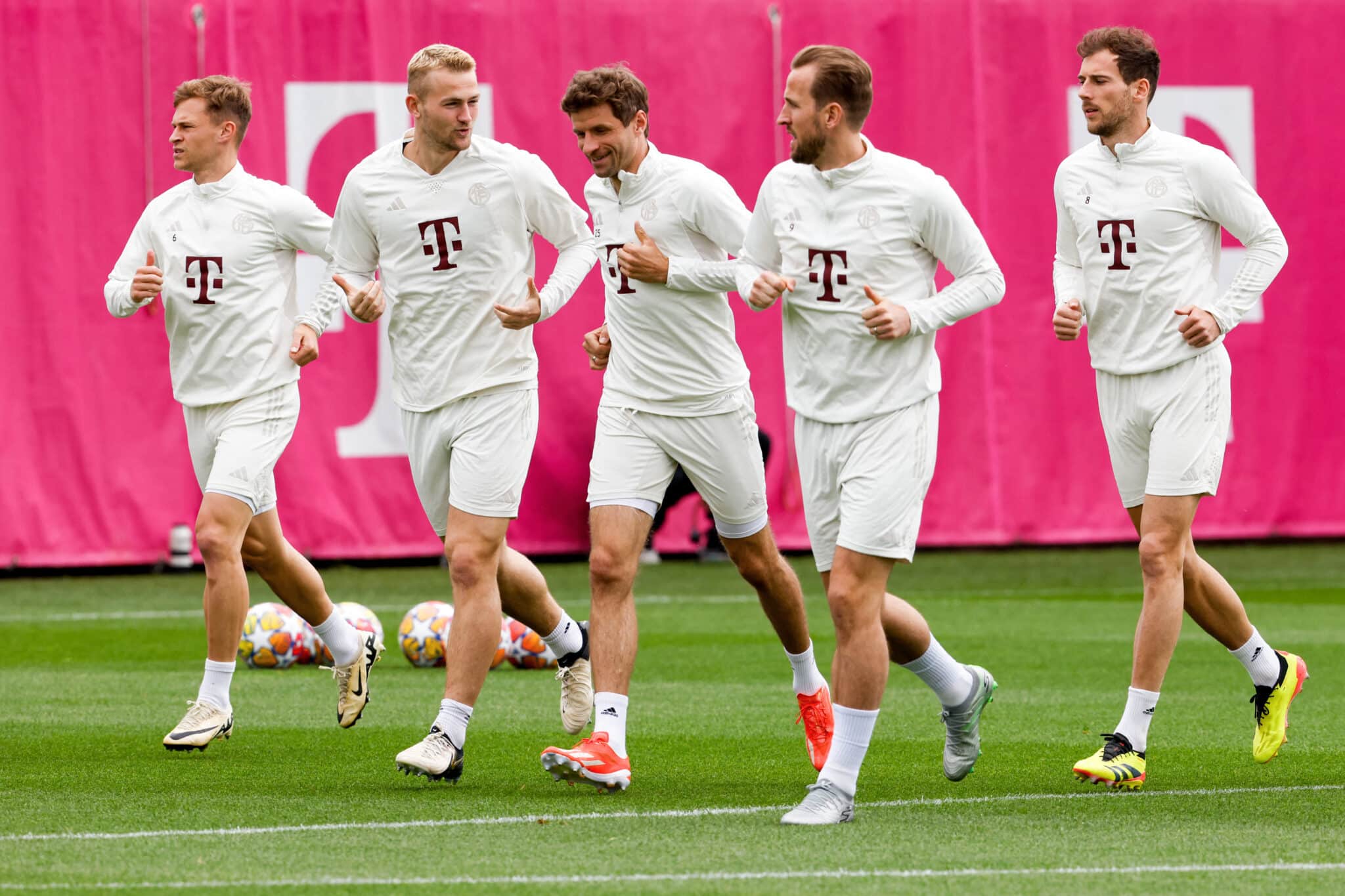 Kimmich, De Lig, Muller, Kane e Gortetzka no treino do Bayern