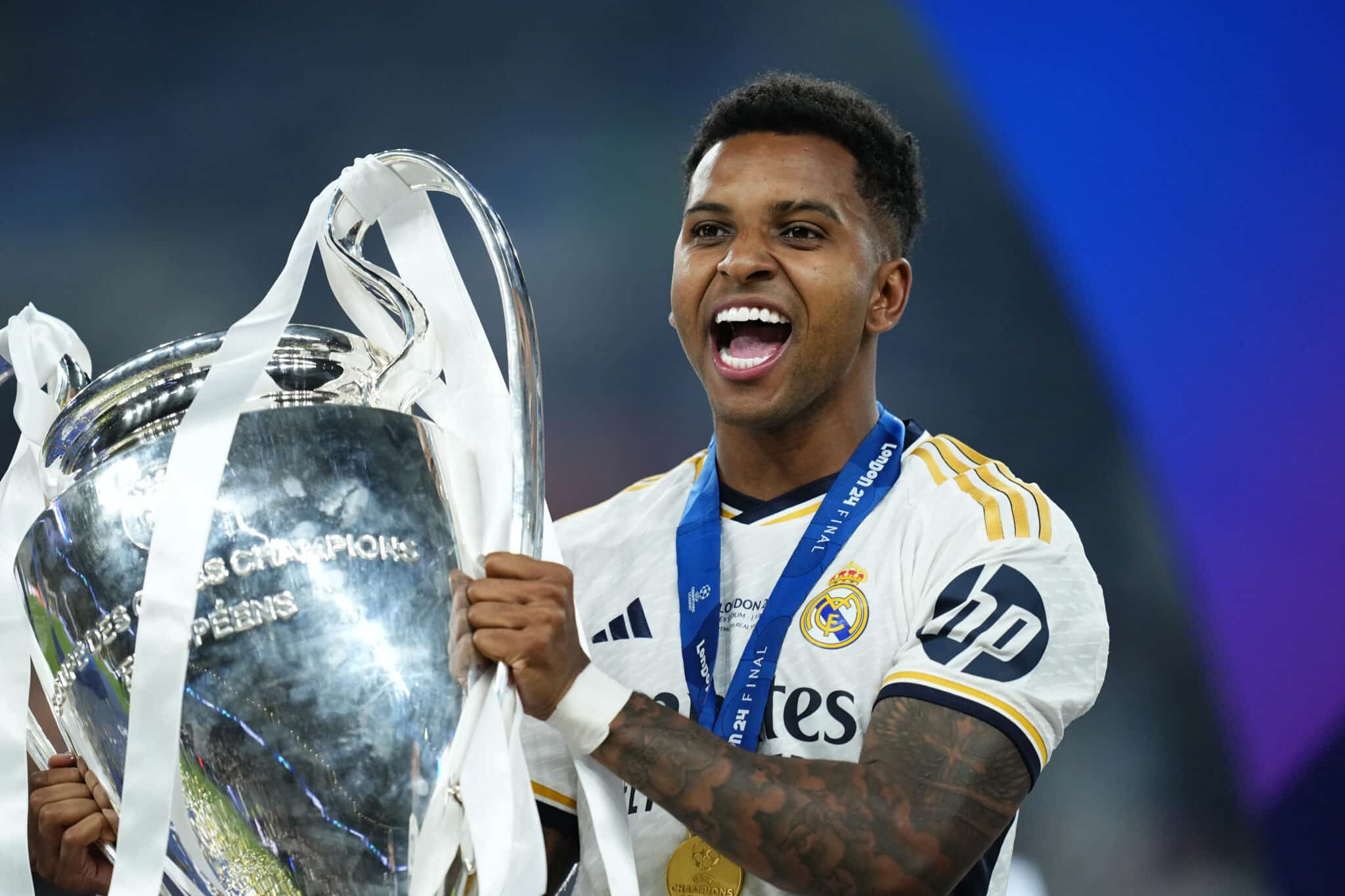 Rodrygo com a taça da champions