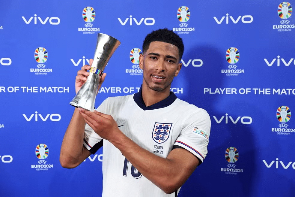 Bellingham posa com troféu de melhor em campo na vitória da Inglaterra contra a Sérvia 