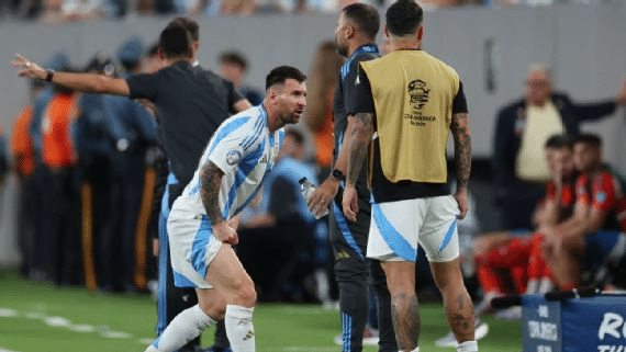 Messi, no duelo entre Chile e Argentina, na Copa América 2024, após sentir lesão