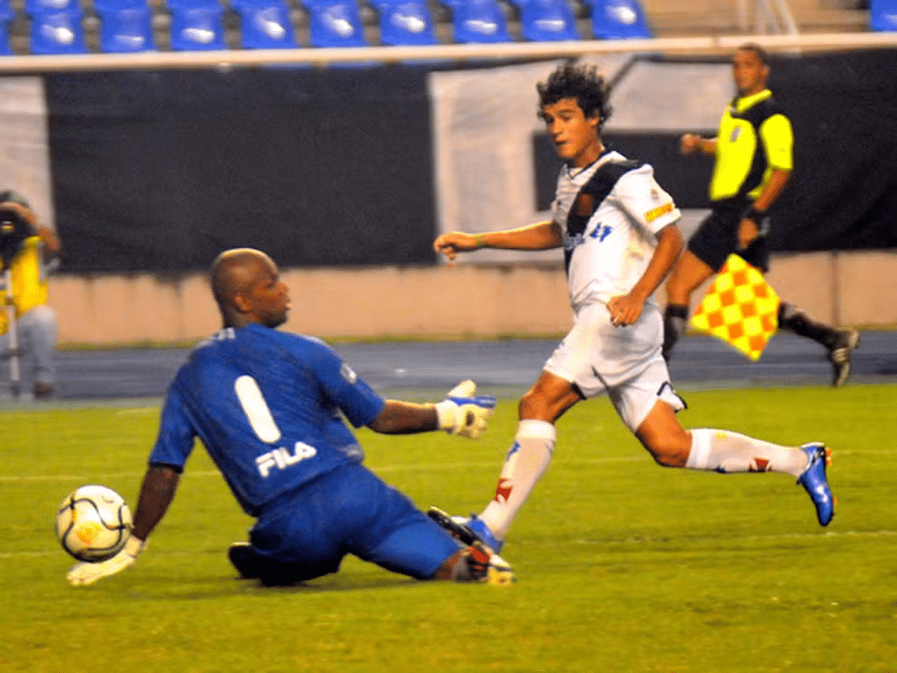 Philippe Coutinho em ação pelo Vasco em 2010