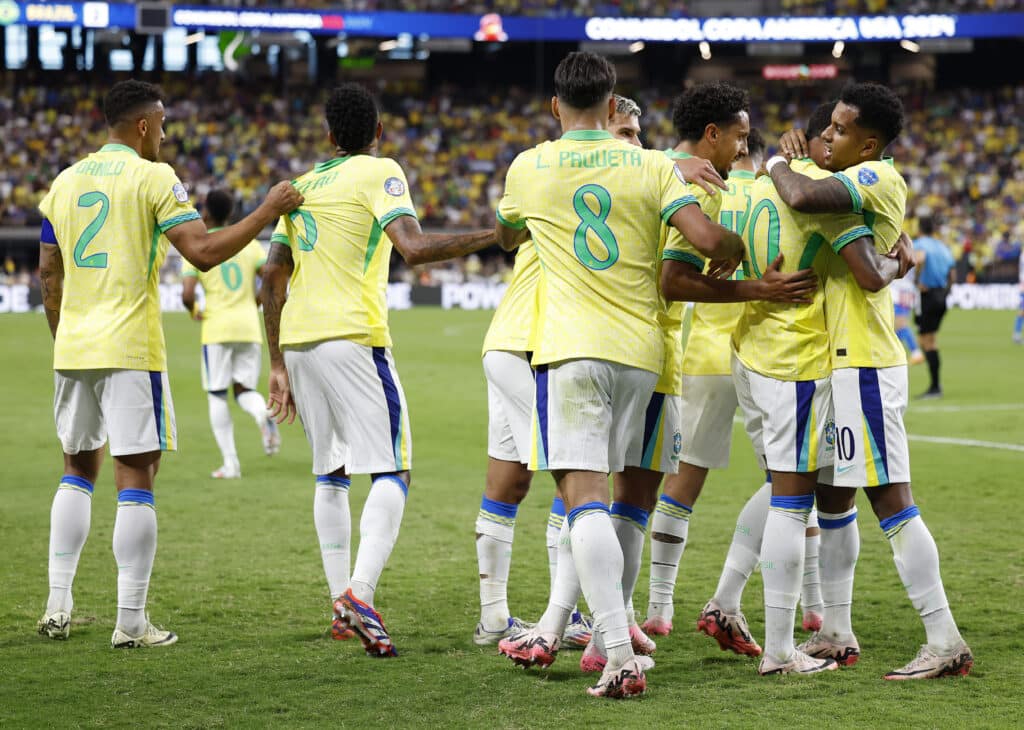 Brasil comemora um dos gols da goleada sobre o Paraguai na Copa América