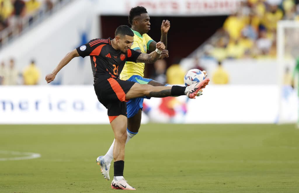Vini Jr disputa bola durante Brasil x Colômbia, na Copa América