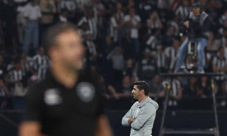 Abel Ferreira comanda o Palmeiras em jogo contra o Botafogo