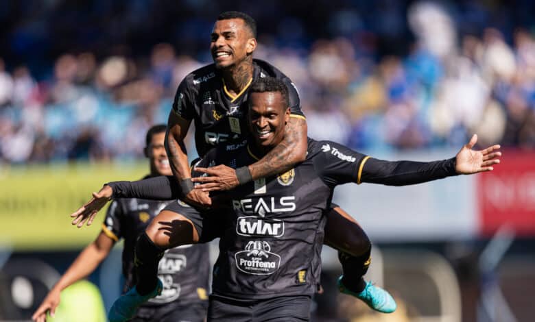 Jô, atacante do Amazonas, celebrando gol