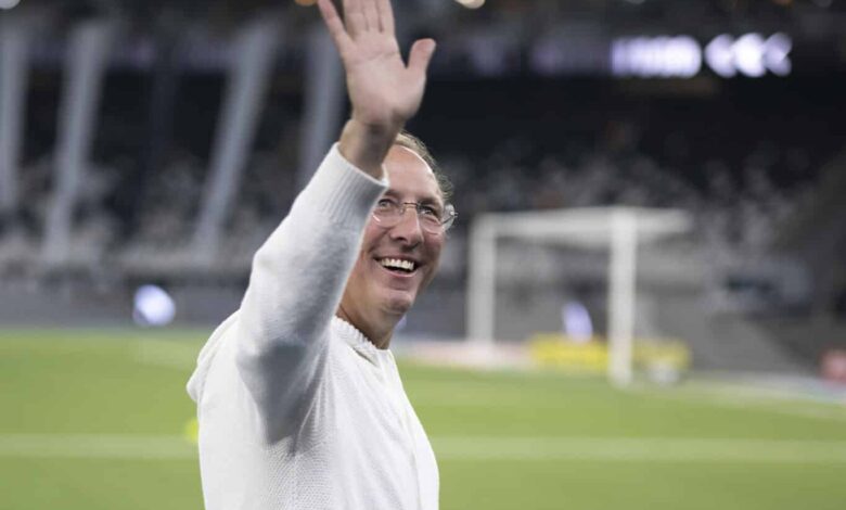 RJ - RIO DE JANEIRO - 17/07/2024 - BRASILEIRO A 2024, BOTAFOGO X PALMEIRAS - John Textor dono da SAF do Botafogo antes da partida contra o Palmeiras no estadio Engenhao pelo campeonato Brasileiro A 2024. Foto: Jorge Rodrigues/AGIF