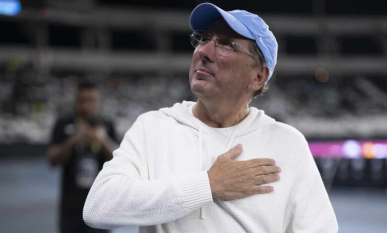 RJ - RIO DE JANEIRO - 17/07/2024 - BRASILEIRO A 2024, BOTAFOGO X PALMEIRAS - John Textor dono da SAF do Botafogo antes da partida contra o Palmeiras no estadio Engenhao pelo campeonato Brasileiro A 2024. Foto: Jorge Rodrigues/AGIF