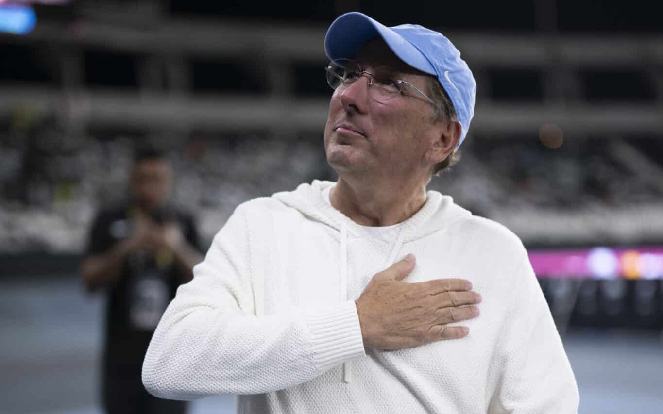 RJ - RIO DE JANEIRO - 17/07/2024 - BRASILEIRO A 2024, BOTAFOGO X PALMEIRAS - John Textor dono da SAF do Botafogo antes da partida contra o Palmeiras no estadio Engenhao pelo campeonato Brasileiro A 2024. Foto: Jorge Rodrigues/AGIF