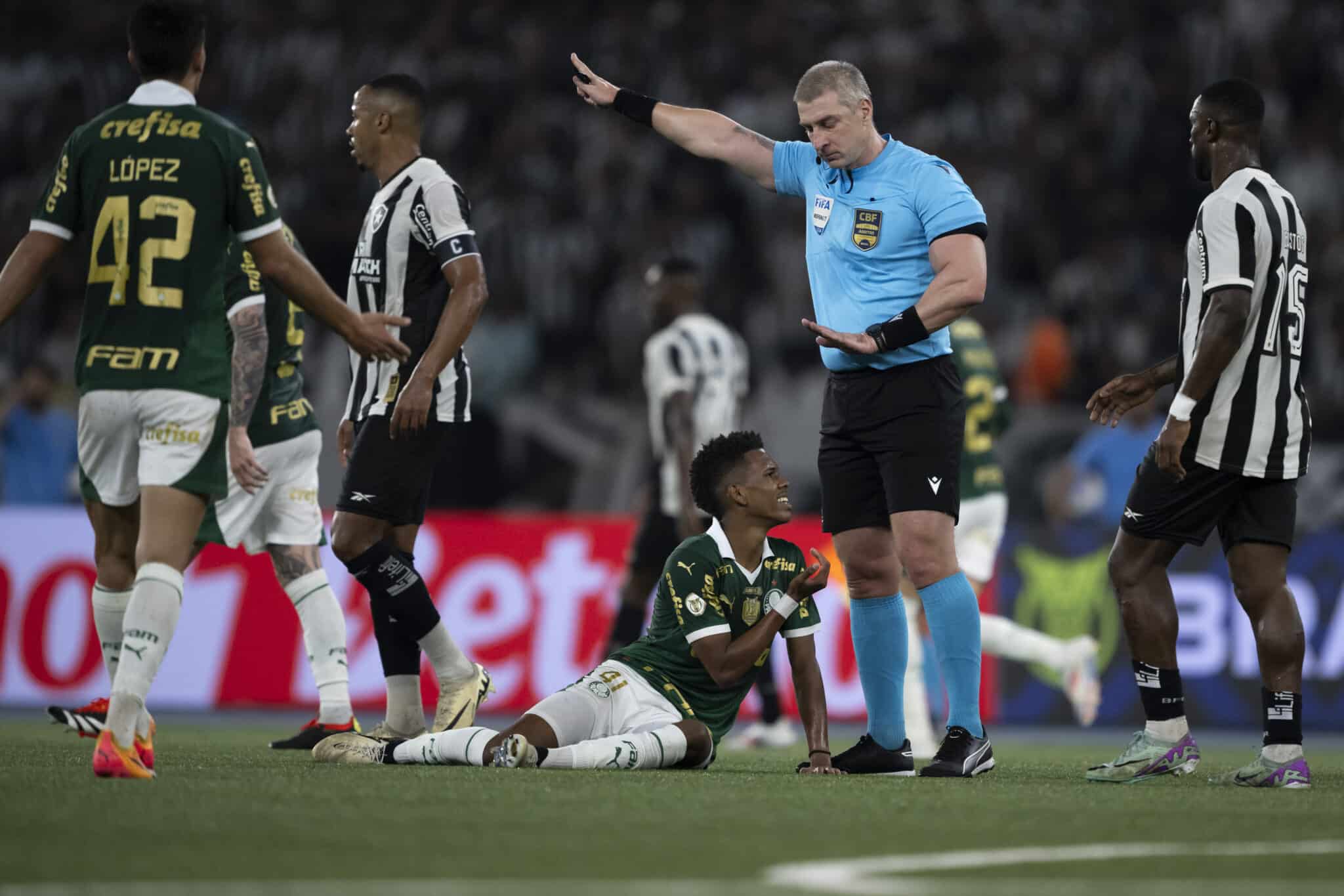 RJ - RIO DE JANEIRO - 17/07/2024 - BRASILEIRO A 2024, BOTAFOGO X PALMEIRAS - Estevao jogador do Palmeiras reclama com a arbitragem durante partida contra o Botafogo no estAdio Engenhao pelo campeonato Brasileiro A 2024. Foto: Jorge Rodrigues/AGIF