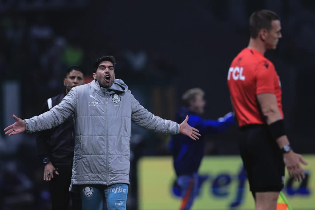 Abel Ferreira questionando arbitragem em Palmeiras e Cruzeiro